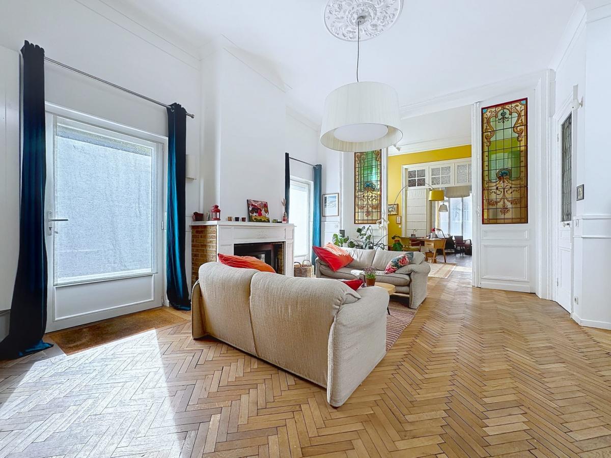 SUPERBE DEMEURE BOURGEOISE AVEC JARDIN ET DEUX GARAGES