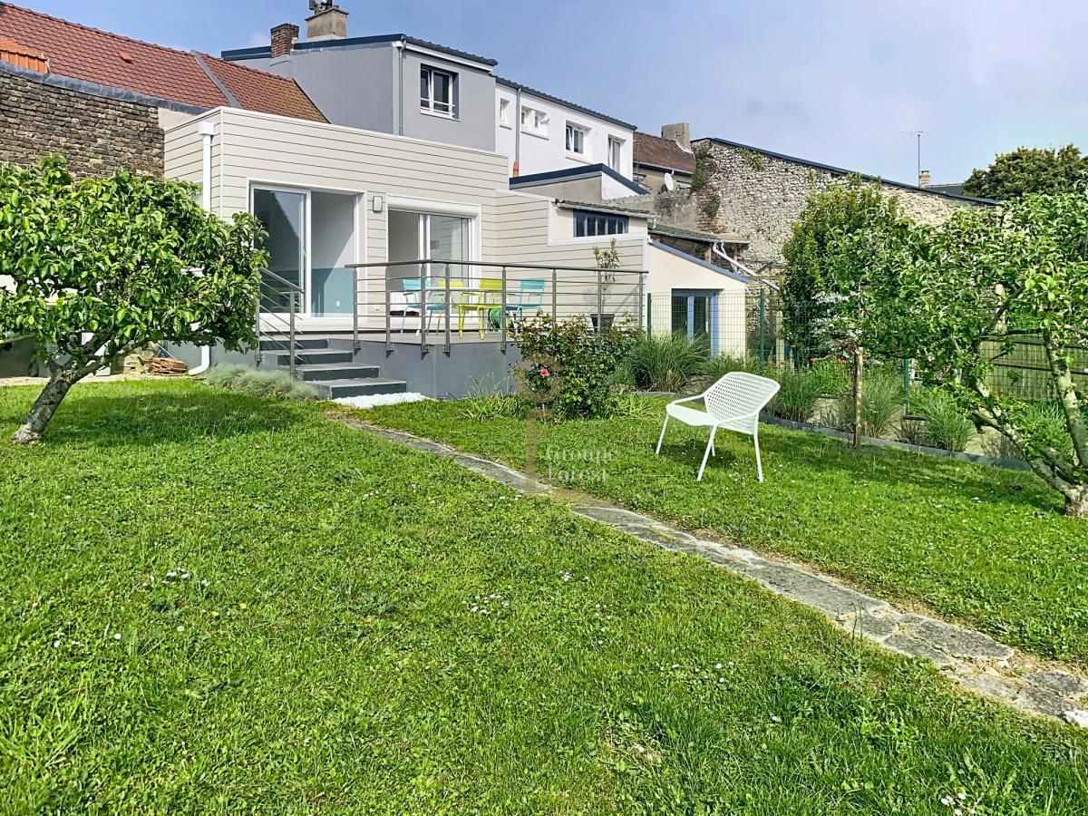 CHARMANTE MAISON DE VILLE AVEC JARDIN