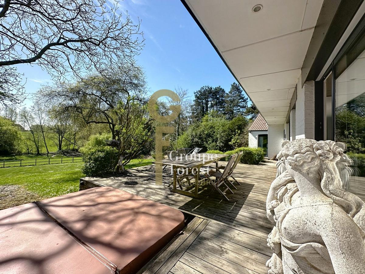 EXCEPTIONNEL ENVIRONNEMENT POUR CE PLAIN-PIED