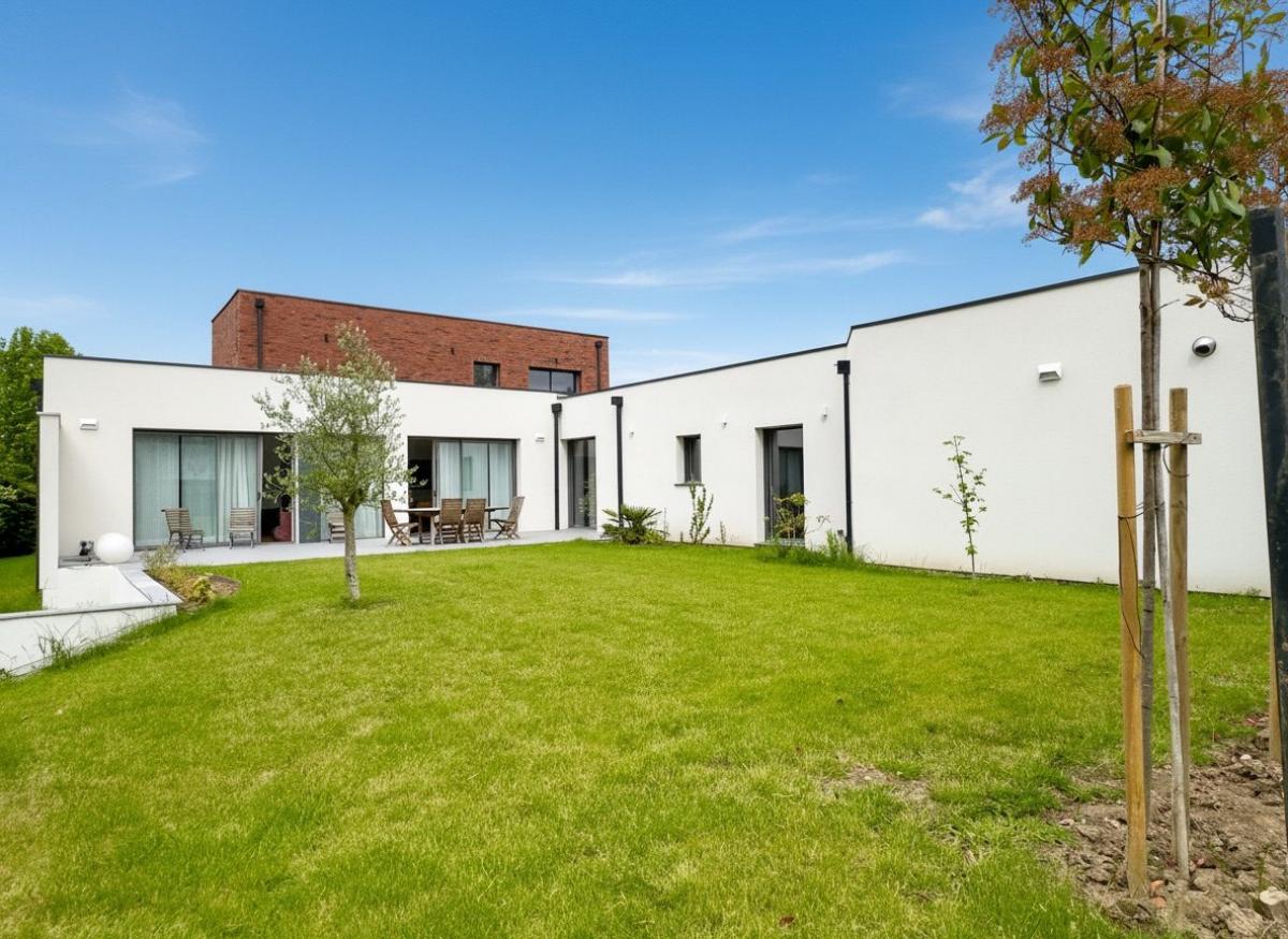 MAISON INDIVIDUELLE CONTEMPORAINE SEMI- PLEIN PIED AU BOURG DE MARCQ