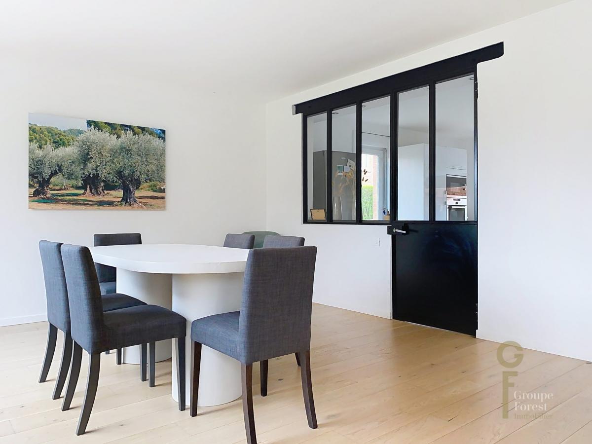 Belle maison semi-individuelle avec garage dans domaine recherché